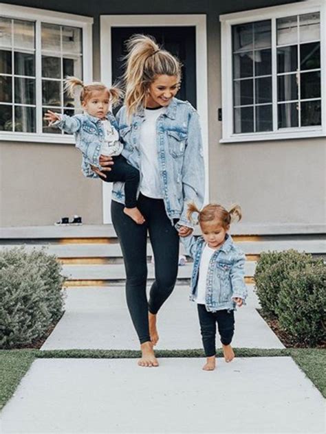 mom and child matching outfits.